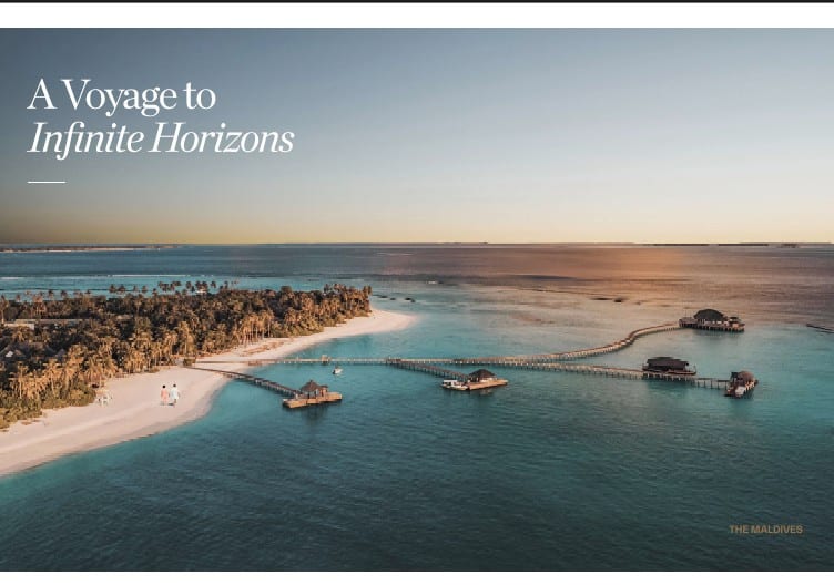 Vista aérea de isla en Maldivas con embarcadero y aguas turquesa al atardecer